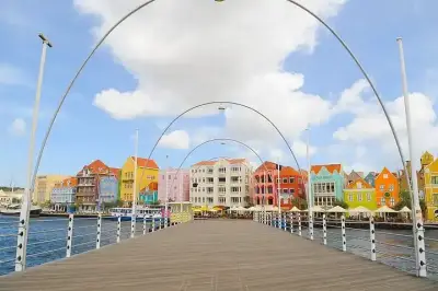 Puente peatonal y fachadas coloridas de Willemstad, Curaçao.