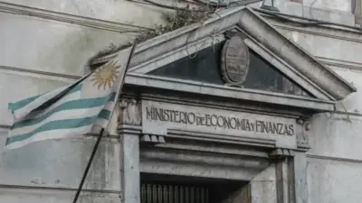 Fachada del Ministerio de Economía y Finanzas de Uruguay, asociada a una nota sobre cambios fiscales.
