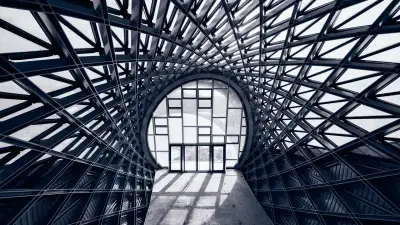 Interior de una estructura moderna de acero y vidrio, símbolo de una arquitectura patrimonial reforzada por un trust.