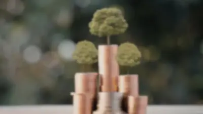 Monedas apiladas con pequeños árboles, símbolo de crecimiento y protección del patrimonio.