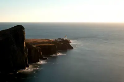 Vista de acantilados junto al mar al atardecer.