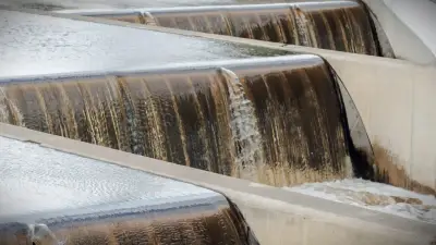Estructura escalonada con agua, utilizada como metáfora de continuidad y preservación patrimonial.