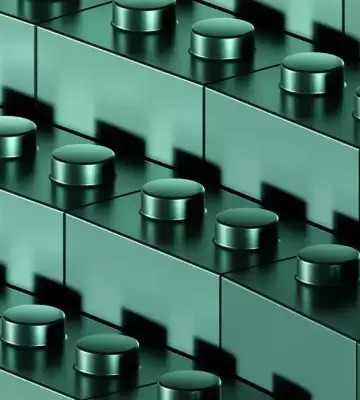 Piezas de construcción: Soluciones modulares. Bloques de construcción metálicos, representando la modularidad en soluciones de software y negocios.