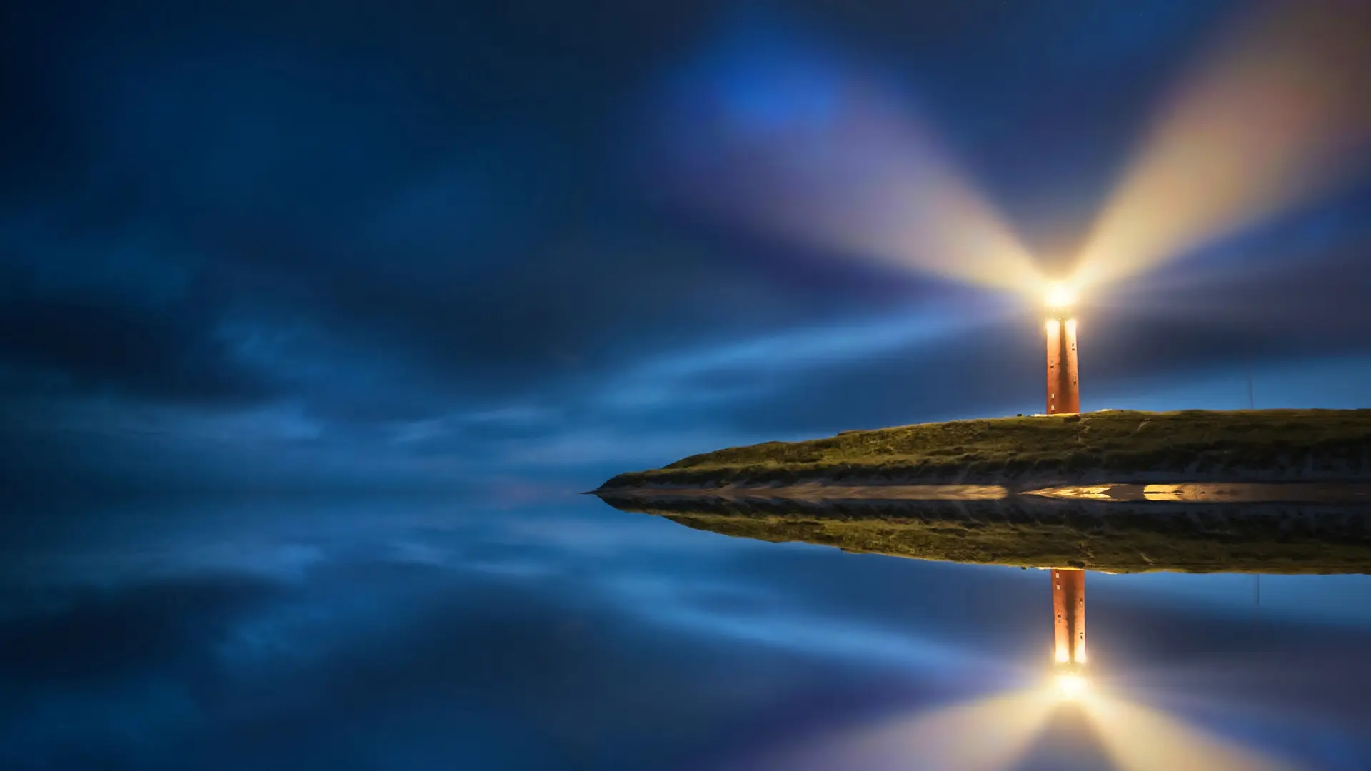 Faro emitiendo una fuerte luz en medio de la oscuridad sobre un paisaje costero, representando la guía y protección que InvestaTrust ofrece en la planificación patrimonial.