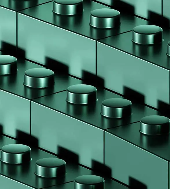 Piezas de construcción: Soluciones modulares. Bloques de construcción metálicos, representando la modularidad en soluciones de software y negocios.